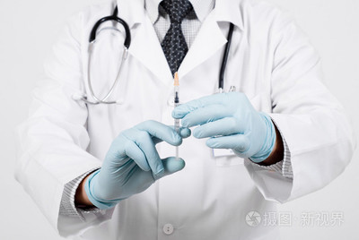 寵物醫療中的守護者 注射器在手準備注射的醫生